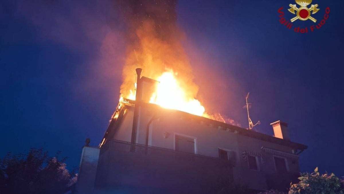 Incendio in appartamento: proprietario ustionato, fiamme partite dalla mansarda - 