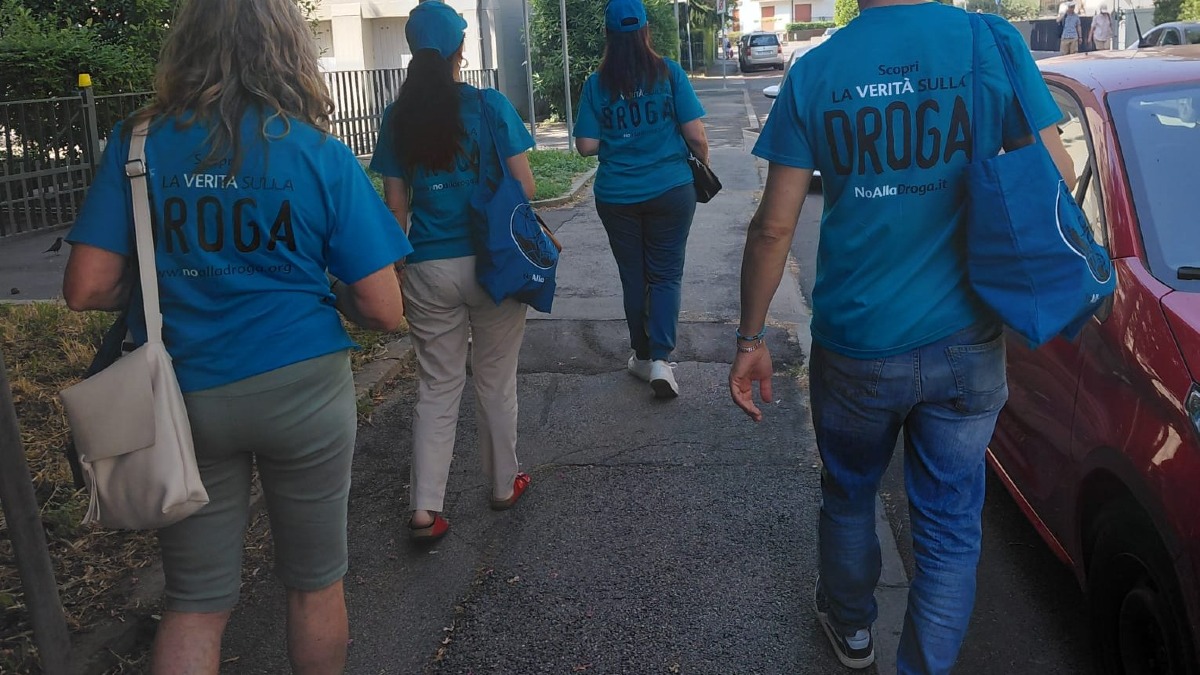 Migliaia di opuscoli sulla droga distribuiti a Santa Rita, nuova tappa a Padova - 