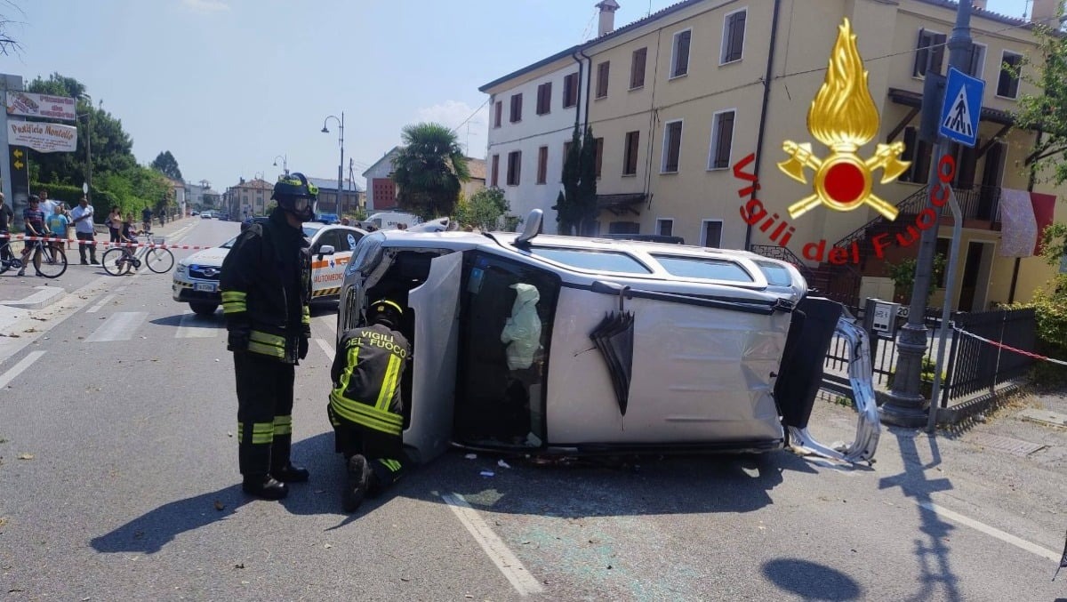 Cornuda, auto si rovescia dopo l’impatto in via Matteotti: un uomo estratto dall’abitacolo - Le immagini dell'incidente