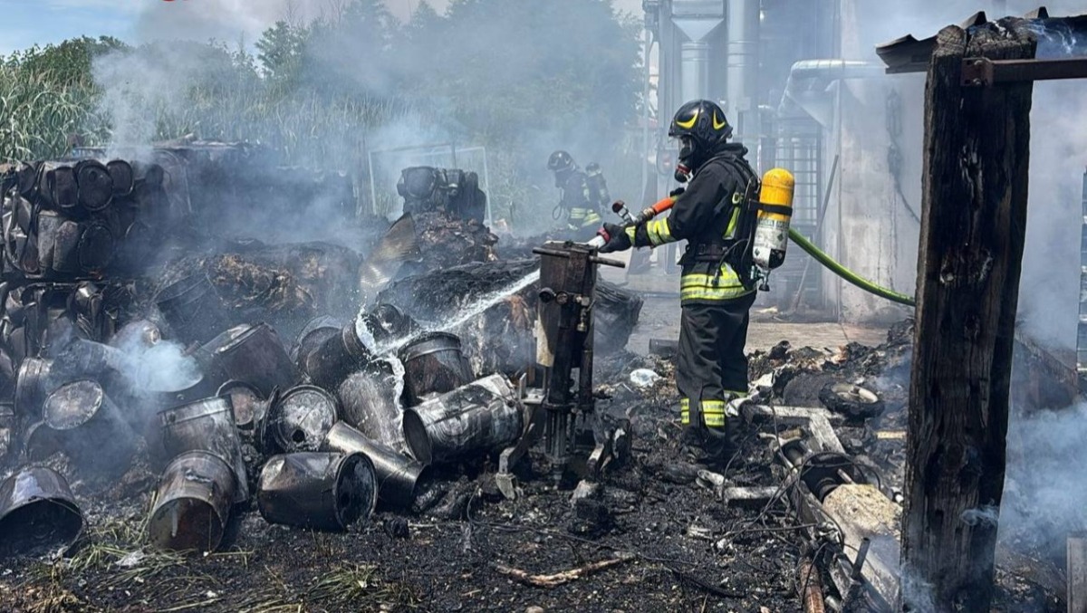 Falegnameria in fiamme nel Trevigiano: squadre di pompieri da quattro distaccamenti - 