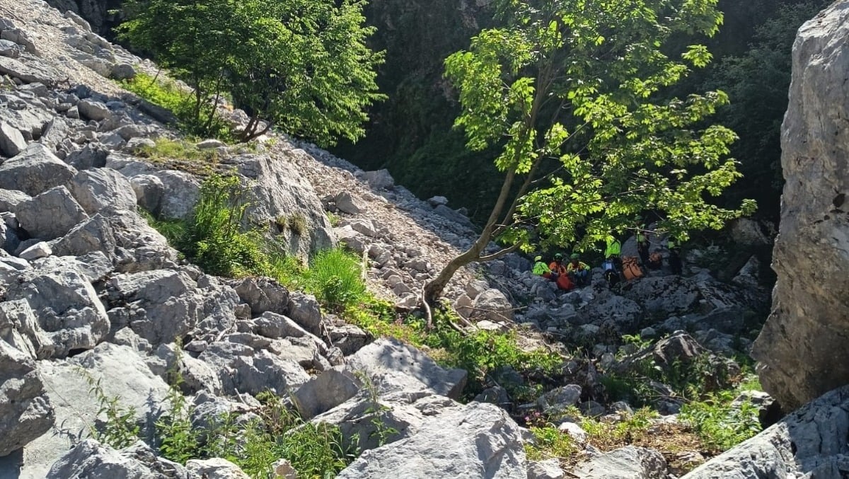 Venzone, uomo individuato ferito in montagna: trasferito a Udine dopo il recupero in elicottero