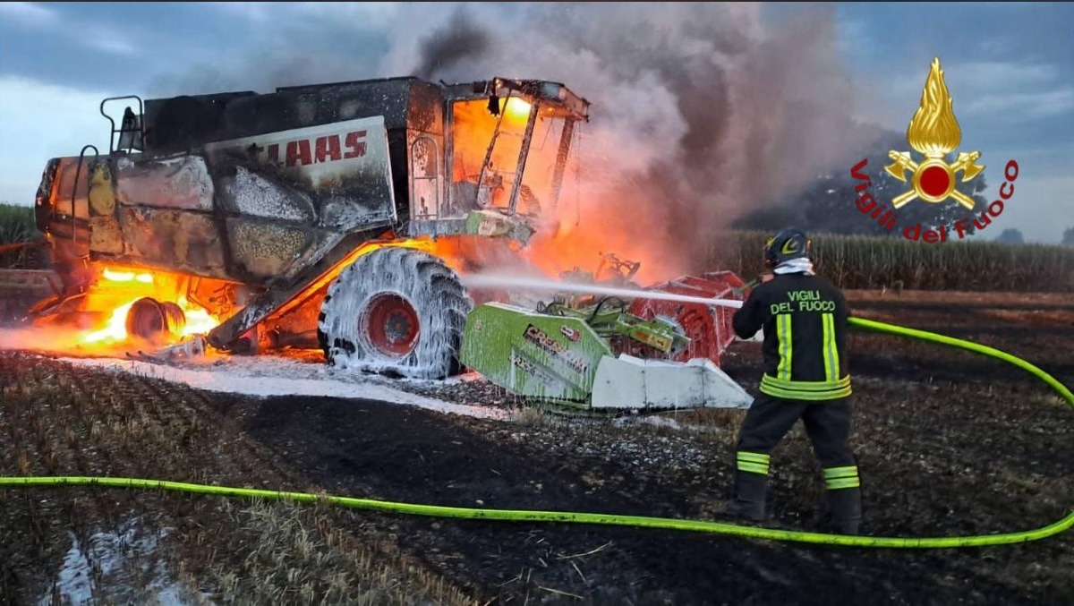 Trebbiatrice in fiamme a Vedelago: intervengono i Vigili del Fuoco - 