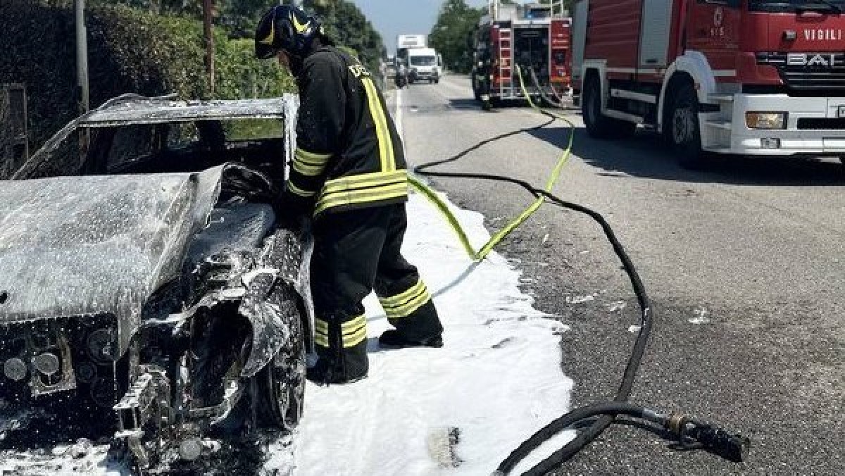 Auto prende fuoco sulla strada: fiamme spente in un’ora, nessun ferito - 