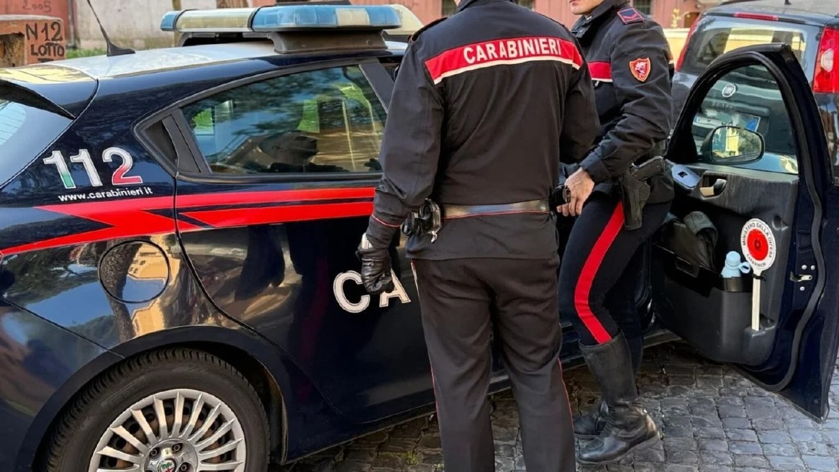 Trovati feriti in casa, lei è svenuta a letto: giallo sulla coppia - 