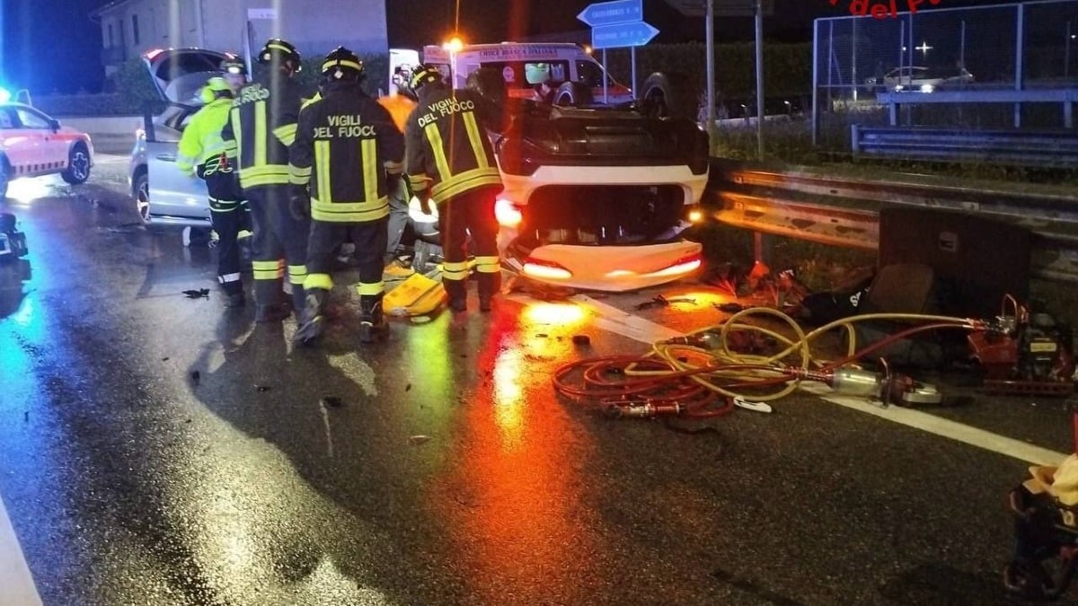 Scontro tra due auto, una si ribalta contro il guardrail: morto un uomo, 7 feriti - 