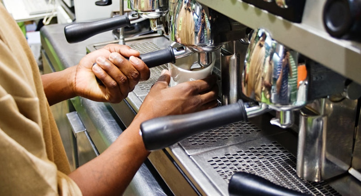 Scontrini non emessi, bar chiuso per tre giorni. Scoperti anche 4 lavoratori in nero - 