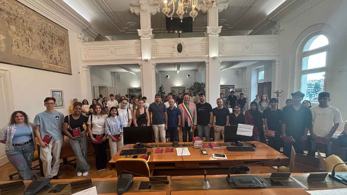 Monfalcone consegna la Costituzione ai neodiciottenni: oltre 50 ragazzi in municipio - 