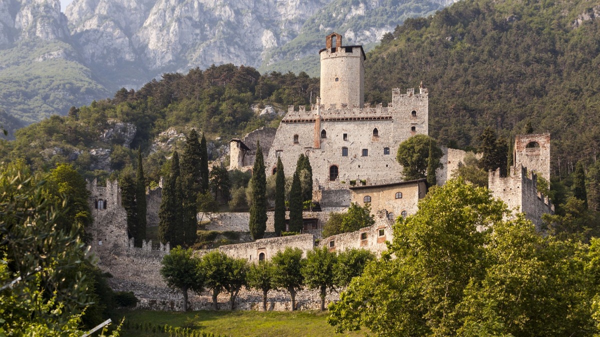 Castello di Avio, aperture serali fino al 29 agosto con visite e aperitivo - 