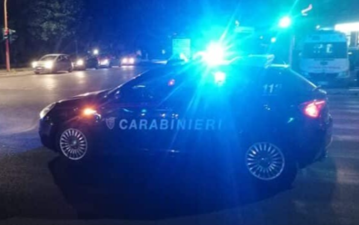 Spaccano il vetro di un’auto per rubare: uno scappa, il complice inseguito e bloccato - 