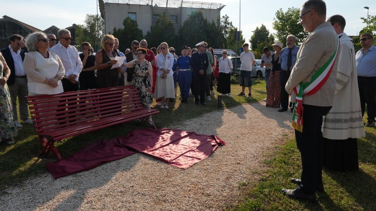 Portogruaro, nel giardino della Palazzina Liberty un nuovo simbolo contro la violenza sulle donne - 