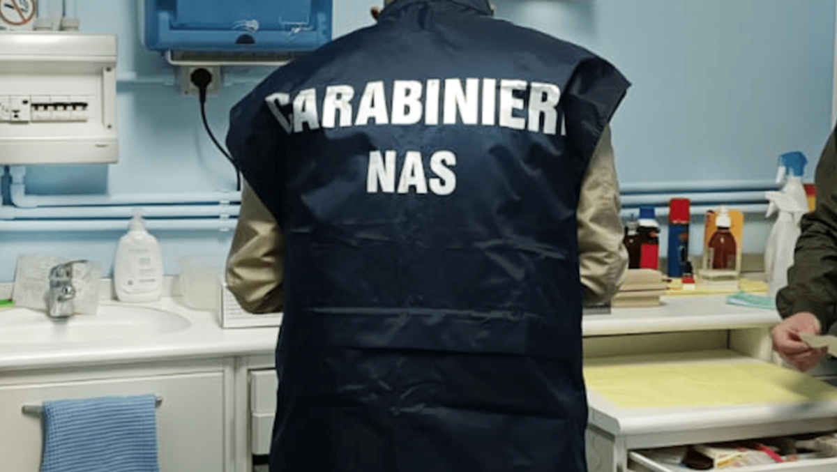 Udine, studio dentistico nascosto in casa: sequestrati locali e attrezzature