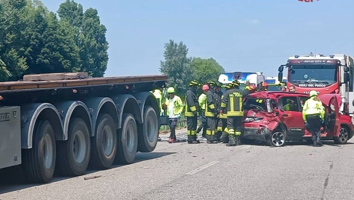 Scontro tra auto e camion: morto il conducente del mezzo pesante