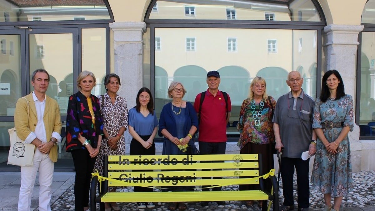 Gorizia, una panchina gialla per Giulio Regeni nel chiostro di Santa Chiara - 