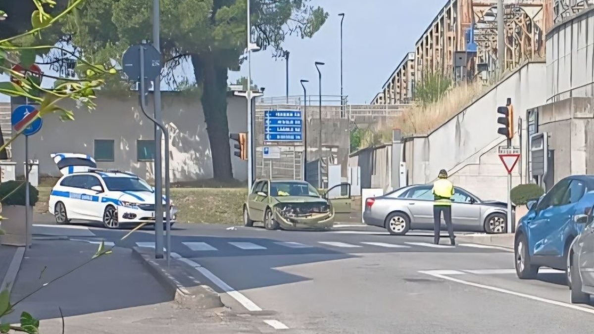 Latisana, scontro frontale tra due auto all’imbocco del ponte: traffico in tilt - Foto Edi Tomasin