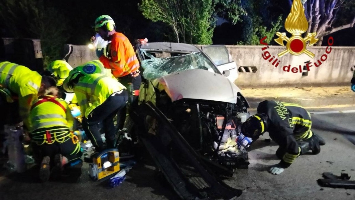 Perde il controllo dell’auto e finisce fuori strada: 22enne gravissimo - 