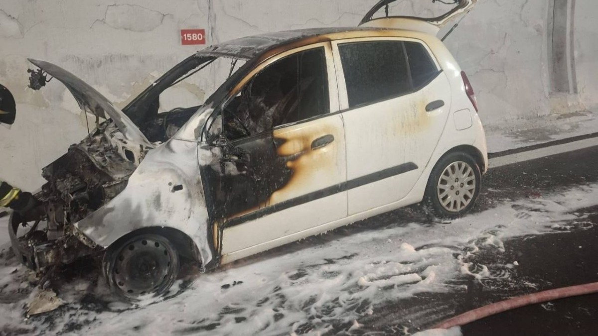 Auto avvolta dalle fiamme in galleria: chiusa l’autostrada in direzione sud - 