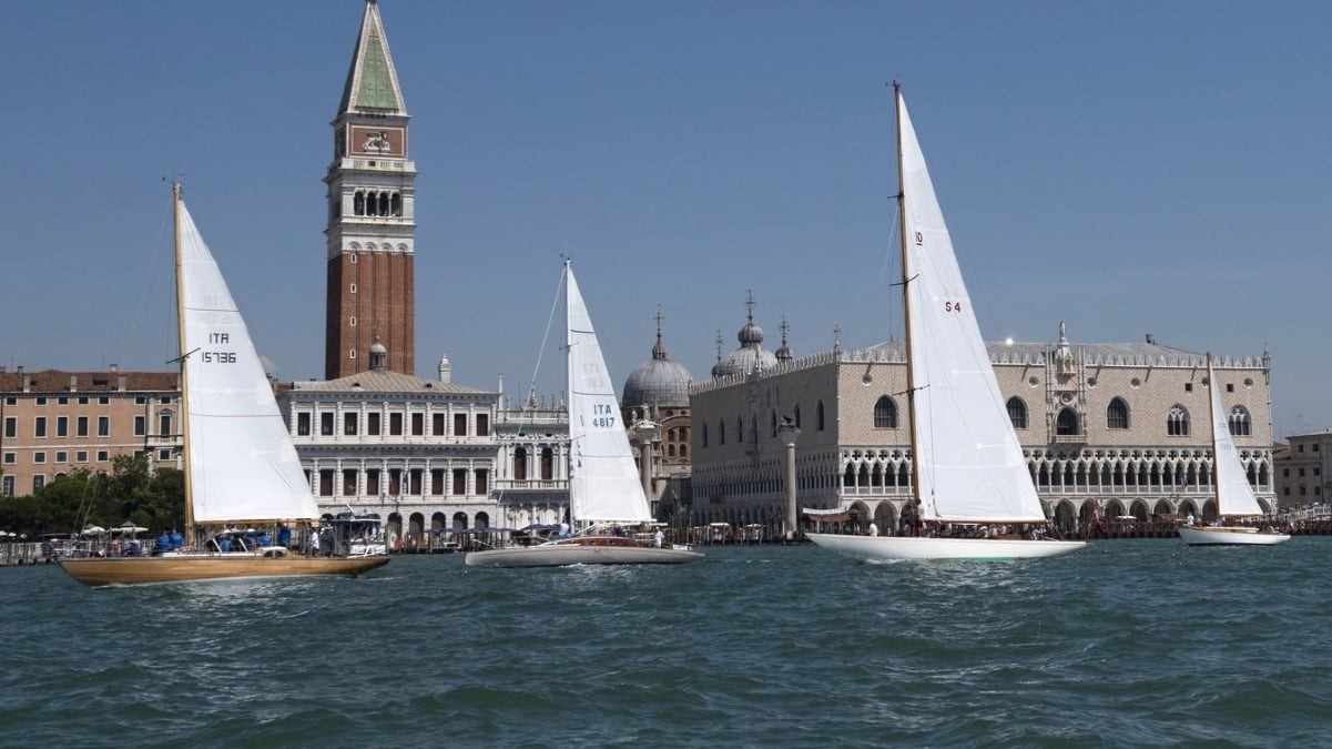 Venezia, le vele storiche tornano protagoniste in Laguna: Naïf chiude davanti a tutti - 