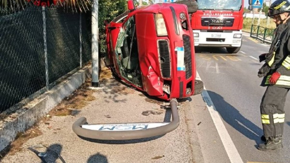 Si ribalta sul fianco con l'auto: ferito estratto dalle lamiere - 