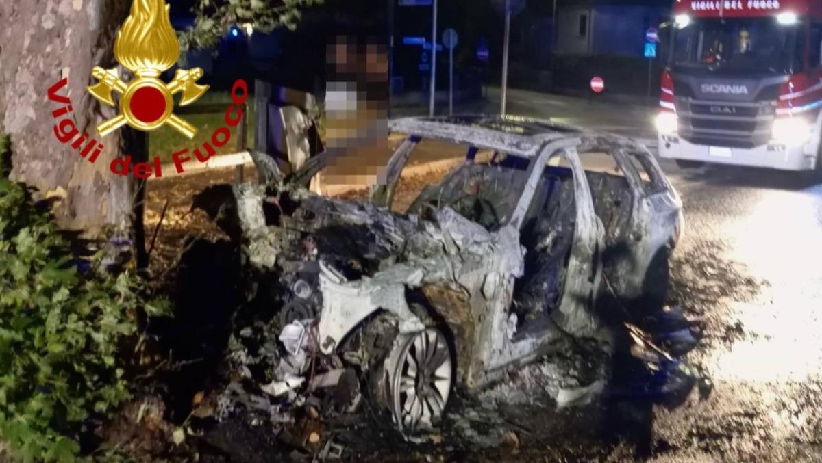 Auto contro un albero e poi le fiamme: due persone salve in extremis - 