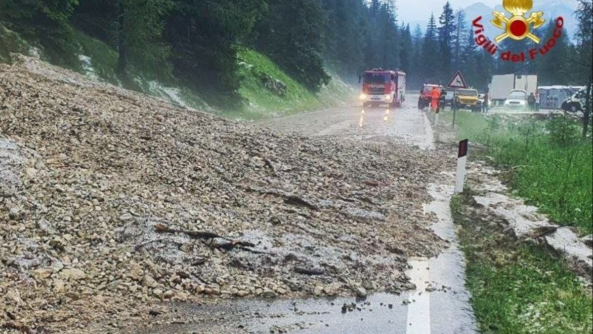 Temporale, frana sulla Regionale: strada chiusa in entrambe le direzioni a Cortina - 