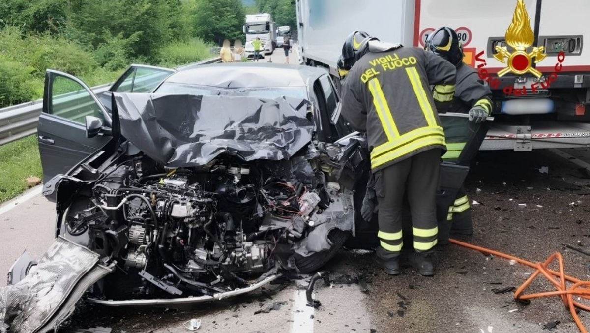 Scontro tra auto e mezzo pesante sulla Regionale: morto il conducente - 