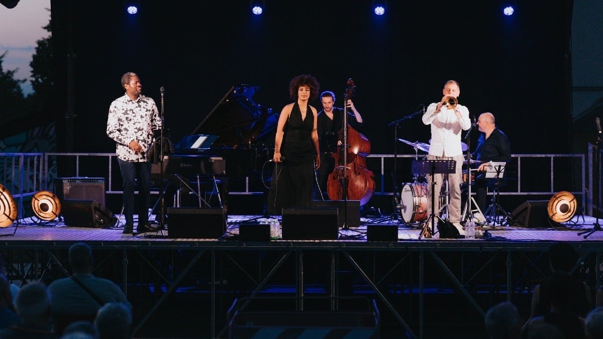 Jazz a Fiume Veneto, il tributo a Miles Davis riempie l’area del palazzetto