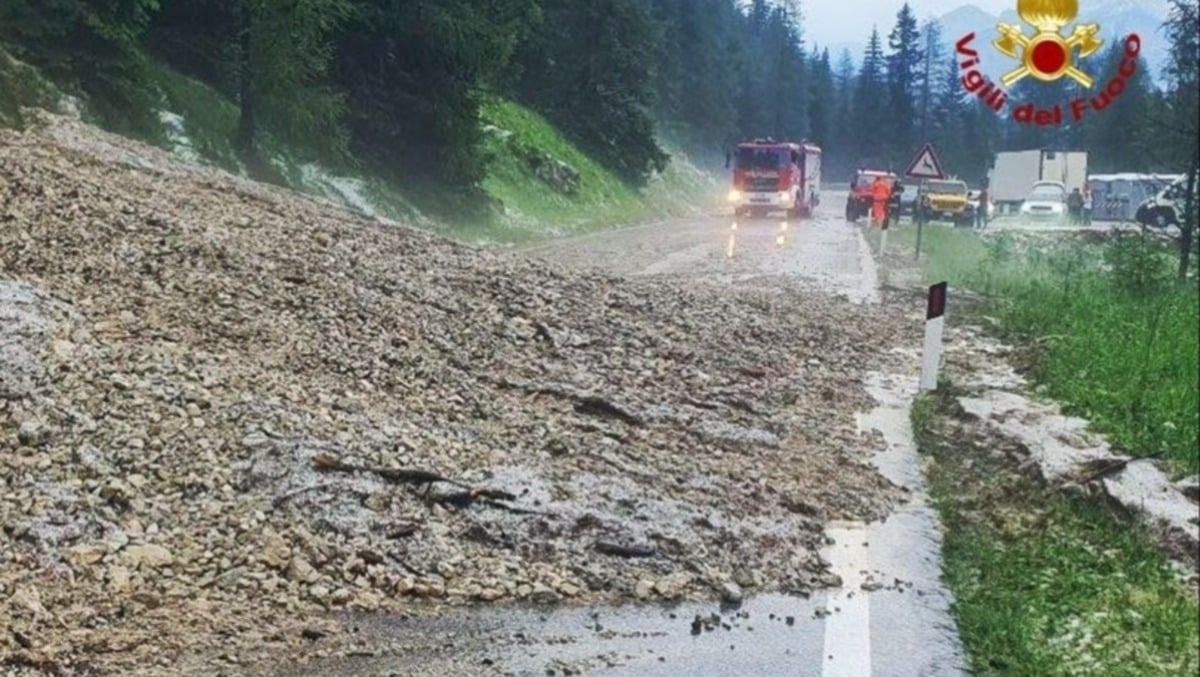 Cortina, smottamento blocca la SR 48 verso il Falzarego: traffico fermo sui due lati - 