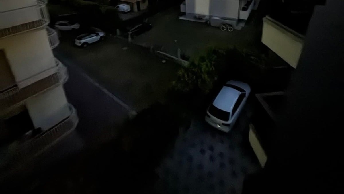 Lignano al buio in piena serata estiva: protesta degli operatori dopo il nuovo stop elettrico - 