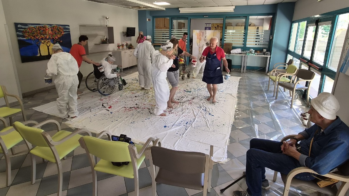 Portogruaro, alla Francescon gli anziani dipingono come Pollock: opere in mostra in autunno - 