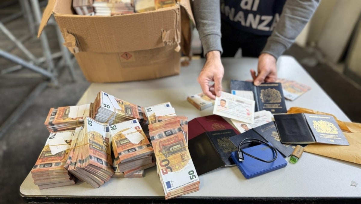 Un milione di euro falsi e documenti contraffatti nascosti in un tir - 