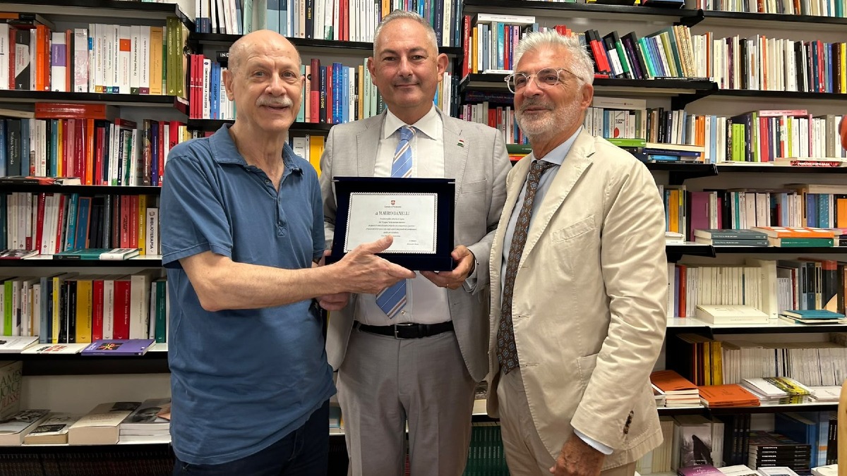 Pordenone rende omaggio alla Libreria Al Segno: targa a Mauro Danelli dopo 48 anni - 