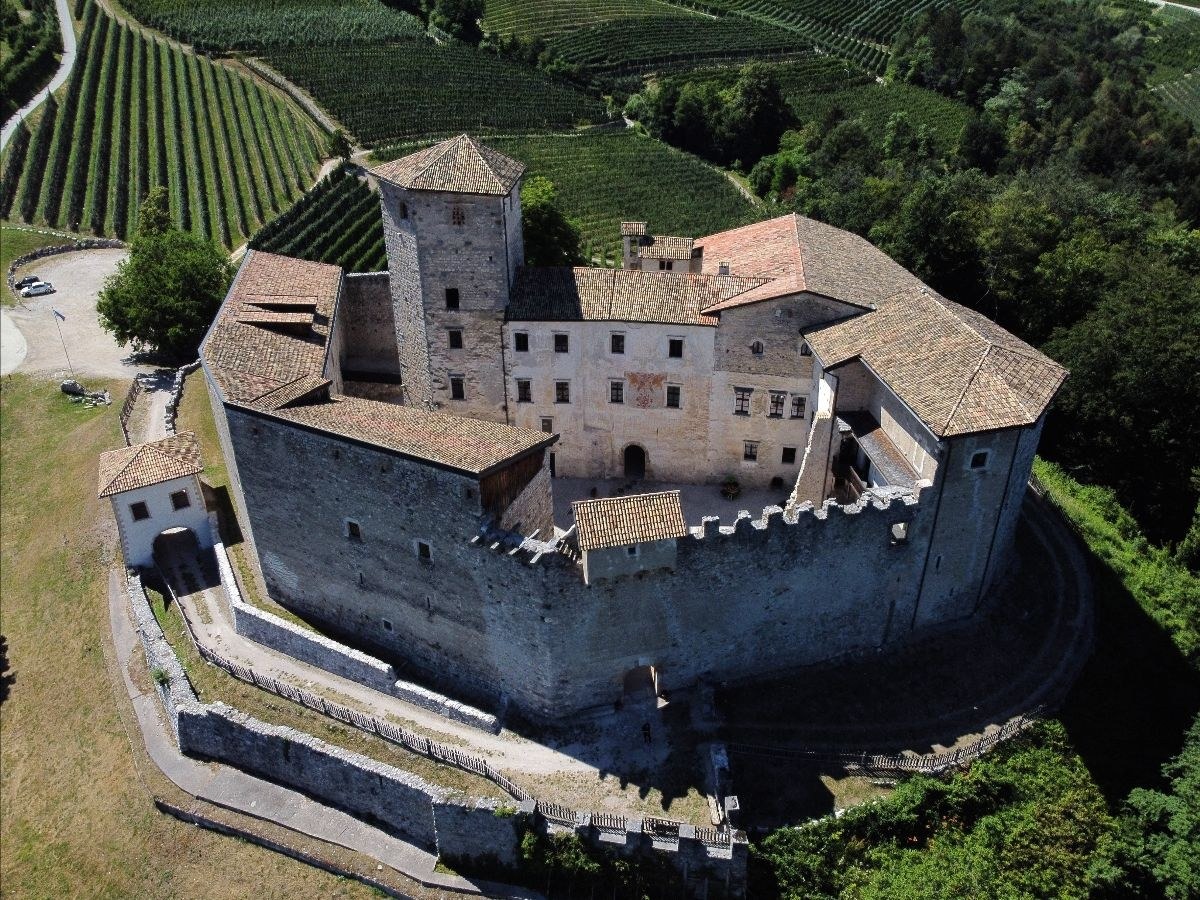 A Castel Belasi apre “Signal from the Ground”, mostra tra Alpi, Nauru ed ecologia