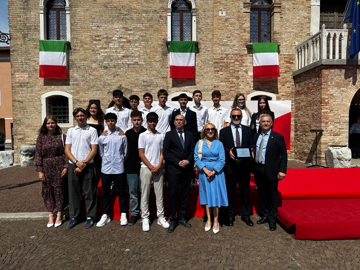 Festa della Repubblica a Portogruaro, centinaia di persone in Piazza della Repubblica