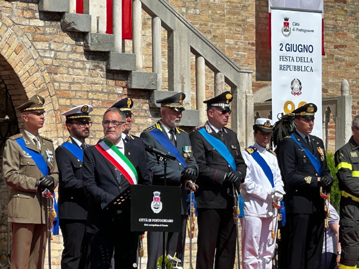 Festa della Repubblica a Portogruaro, centinaia di persone in Piazza della Repubblica