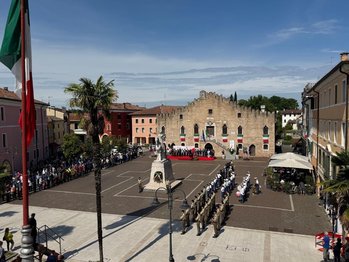 Festa della Repubblica a Portogruaro, centinaia di persone in Piazza della Repubblica