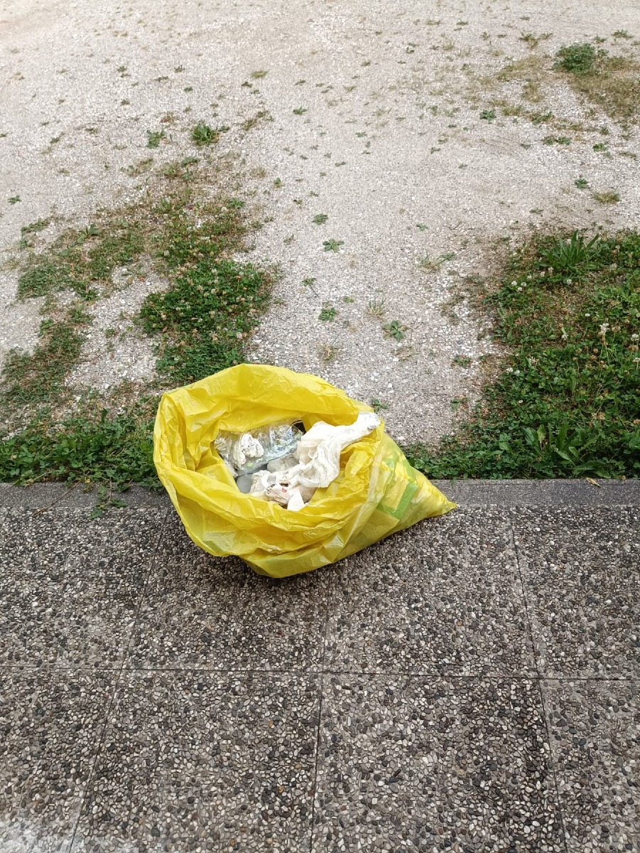 Colle Umberto, passeggiate con sacco alla mano: Andrea raccoglie i rifiuti nelle strade