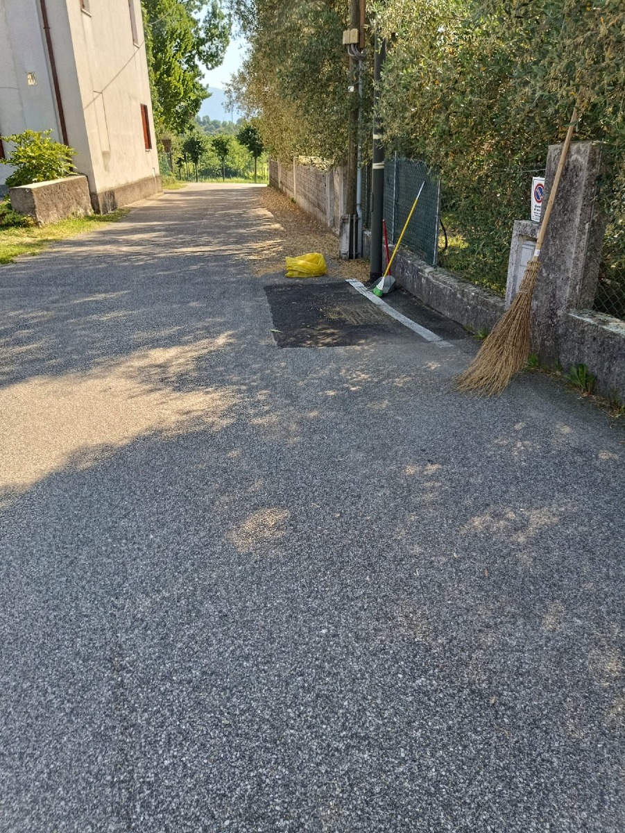 Colle Umberto, passeggiate con sacco alla mano: Andrea raccoglie i rifiuti nelle strade