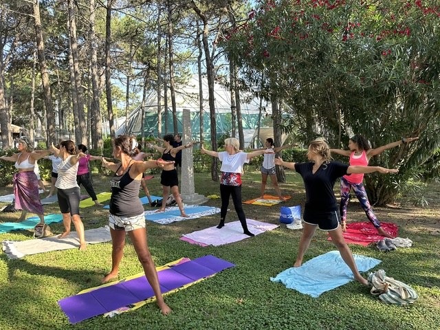 Lignano Pineta, estate 2026 con attività gratuite tra yoga, camminate e forest bathing