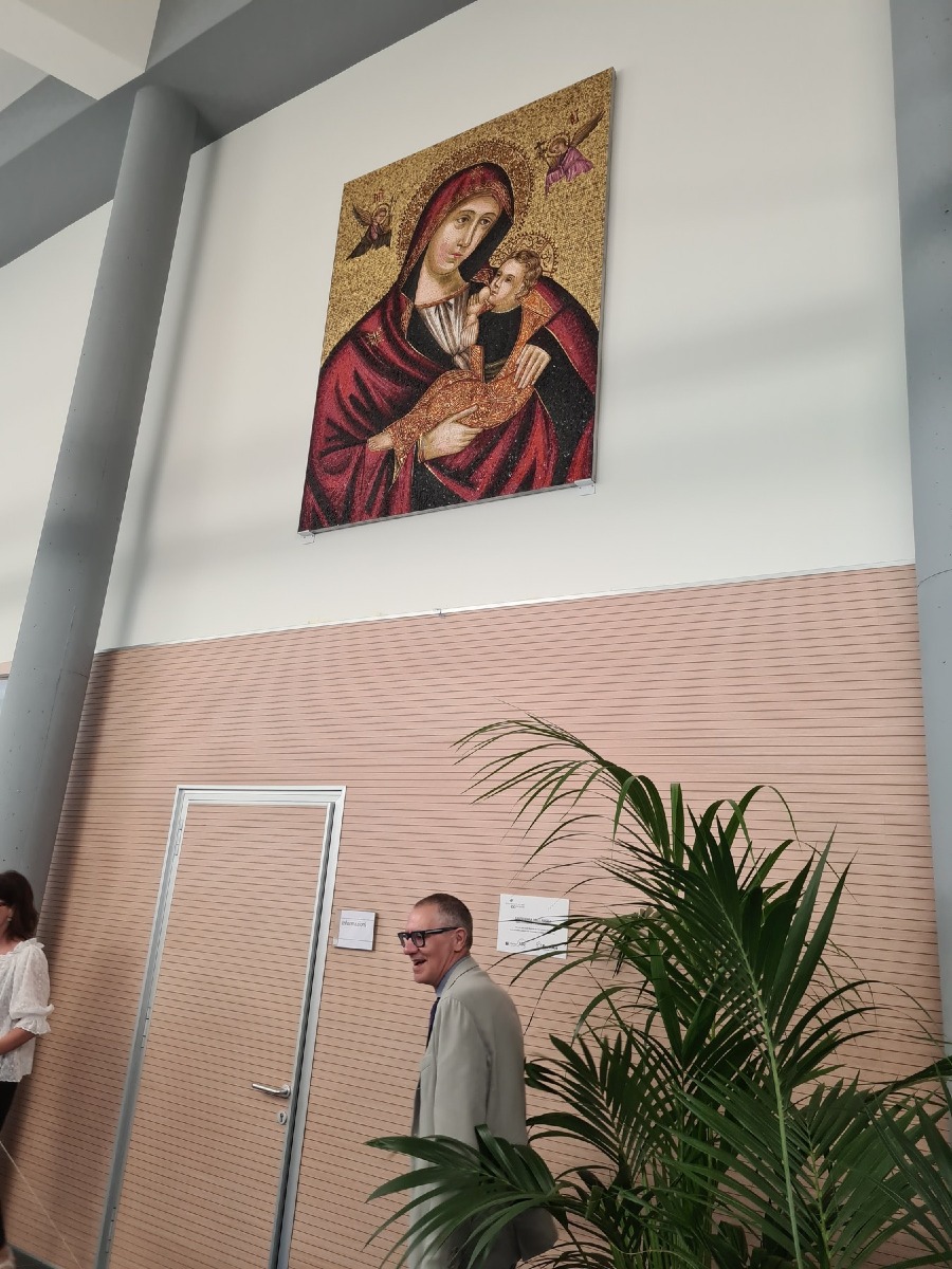 Pordenone, nel nuovo ospedale installato il mosaico della Madonna degli Angeli