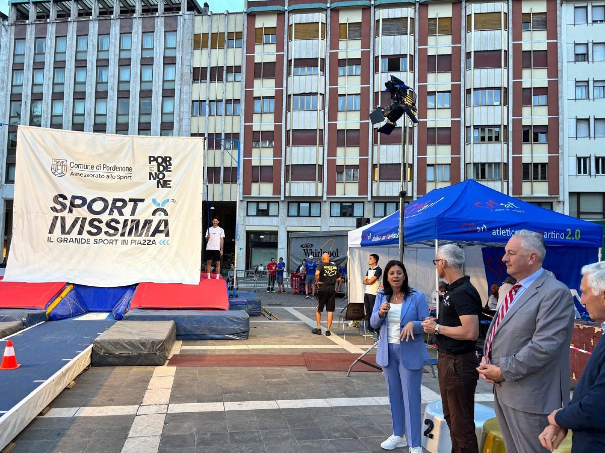 Pordenone, Sportivissima chiude in piazza XX Settembre con il salto con l’asta