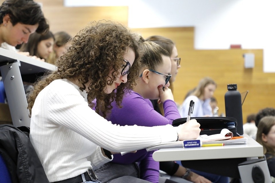 Università di Udine, cala il divario di genere: più donne tra studentesse e personale