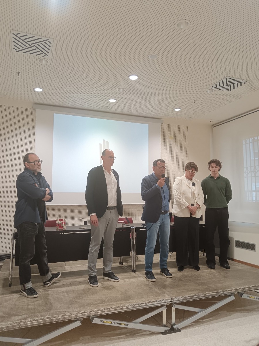 Pordenone, studenti del Galvani progettano arredi dagli scarti con Santalucia Mobili