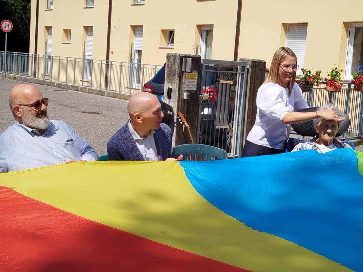 Aiello del Friuli, festa alla RSA Le Meridiane con il sindaco e spettacolo per gli ospiti