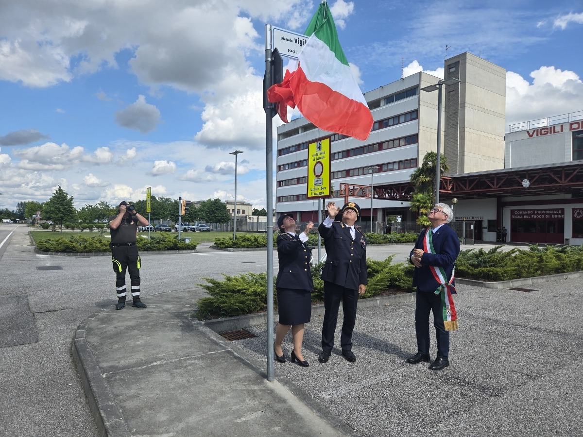 Udine, il piazzale del comando provinciale intitolato ai Vigili del fuoco