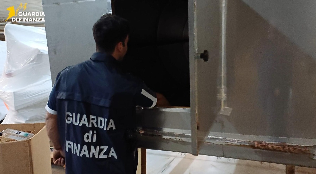 INDIVIDUATO A SPILIMBERGO UN OPIFICIO DEDITO ALLA FABBRICAZIONE CLANDESTINA DI SIGARETTE