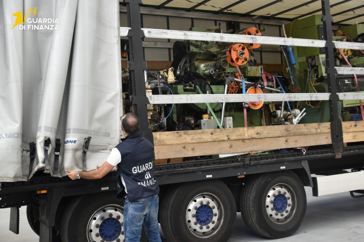 INDIVIDUATO A SPILIMBERGO UN OPIFICIO DEDITO ALLA FABBRICAZIONE CLANDESTINA DI SIGARETTE
