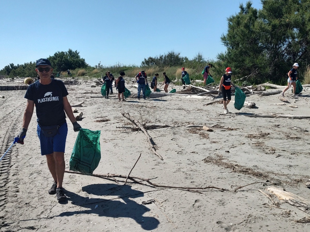 Boccasette, raccolta di rifiuti in spiaggia: oltre 60 volontari e una tonnellata