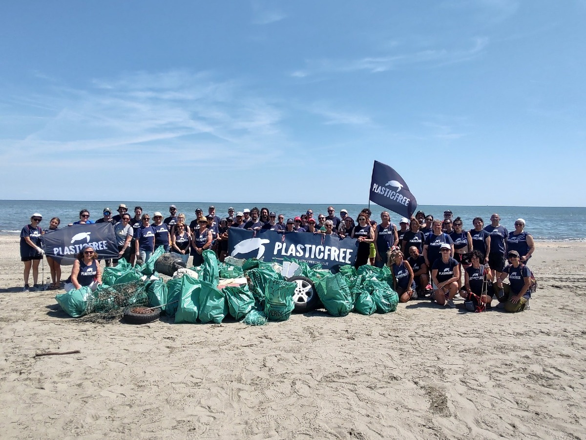 Boccasette, raccolta di rifiuti in spiaggia: oltre 60 volontari e una tonnellata