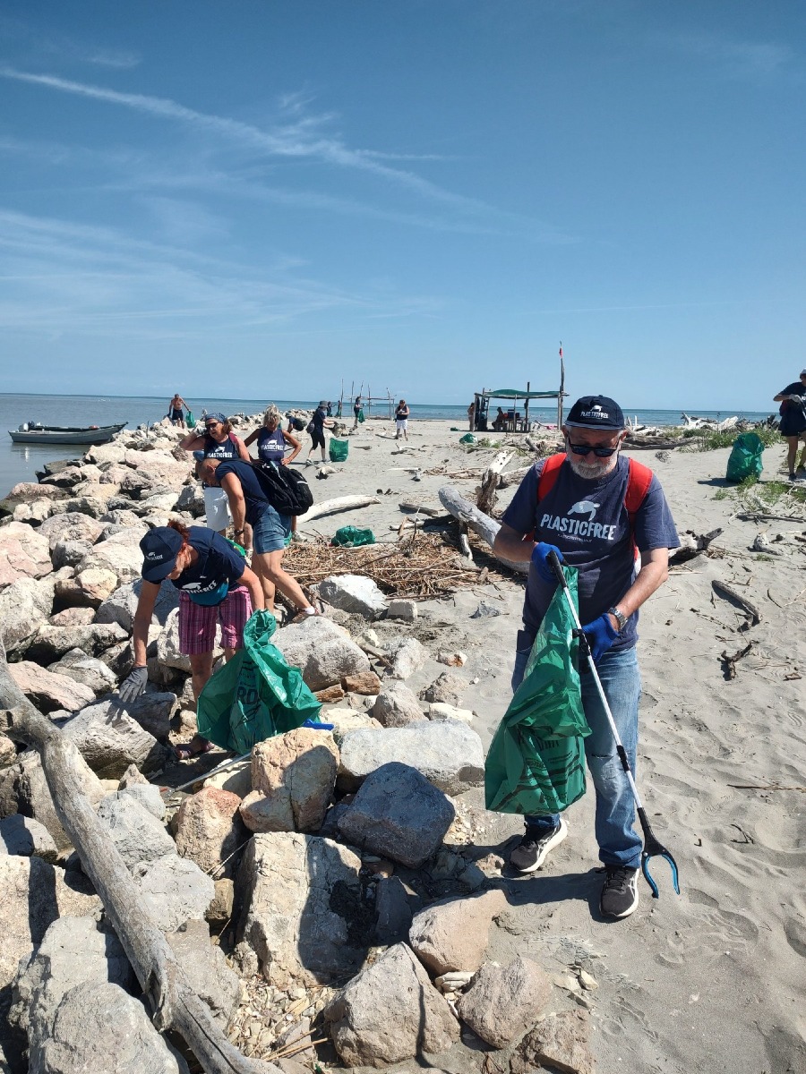 Boccasette, raccolta di rifiuti in spiaggia: oltre 60 volontari e una tonnellata