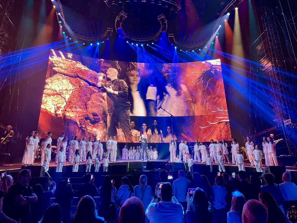 VocinVolo, i 20 anni del coro di Udine festeggiati sul palco con Eros Ramazzotti